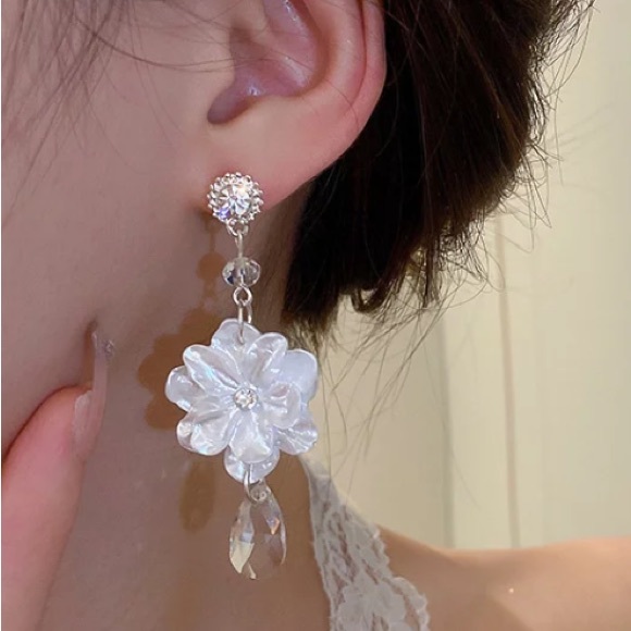 🌟 Gorgeous Big White Earrings - Picture 3 of 4